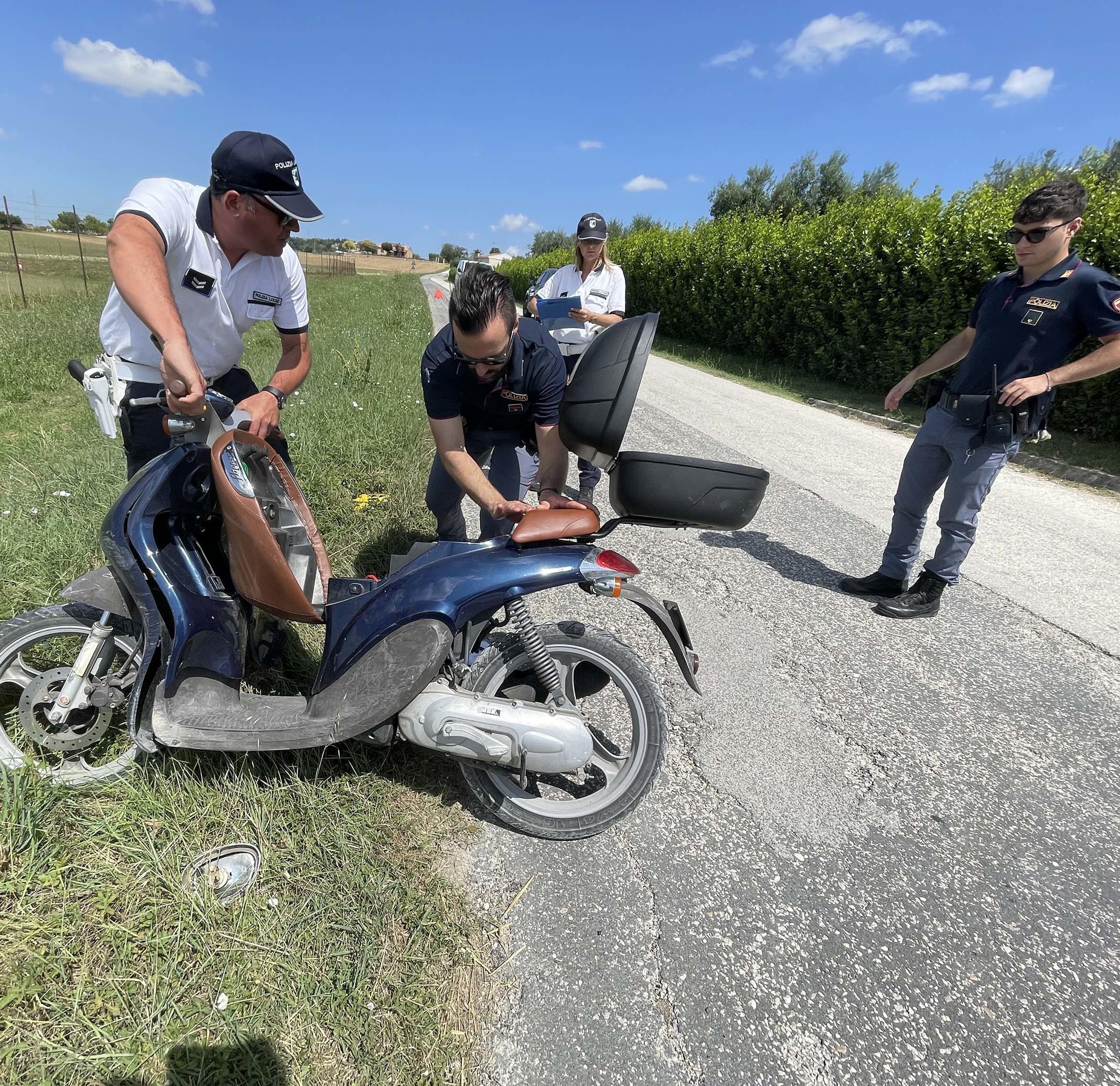 Auto Contro Scooter 17enne Portata A Torrette In Ambulanza