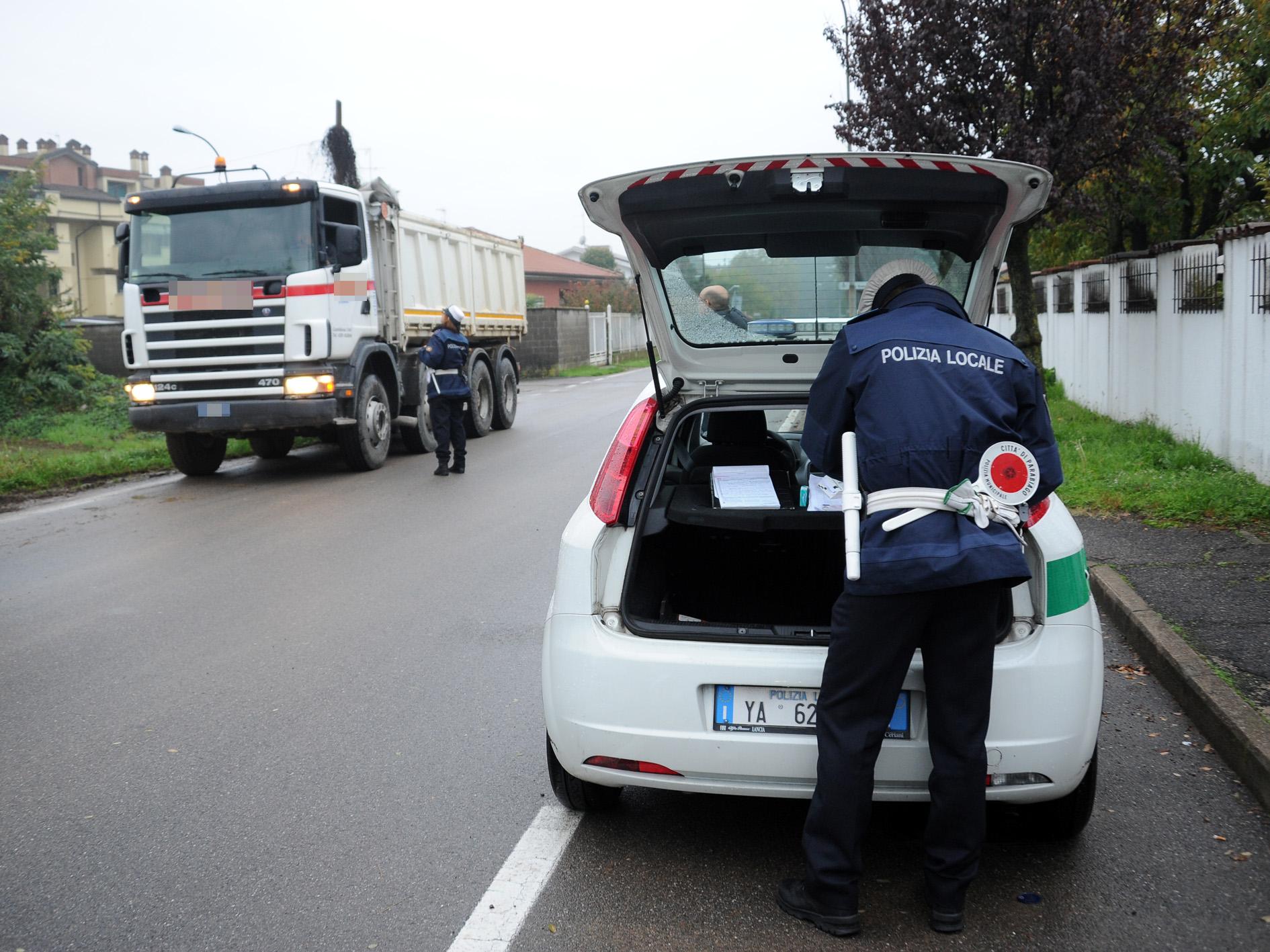 Cervia Fermato Mentre Tenta Di Rubare Auto Dei Vigili Reagisce Con