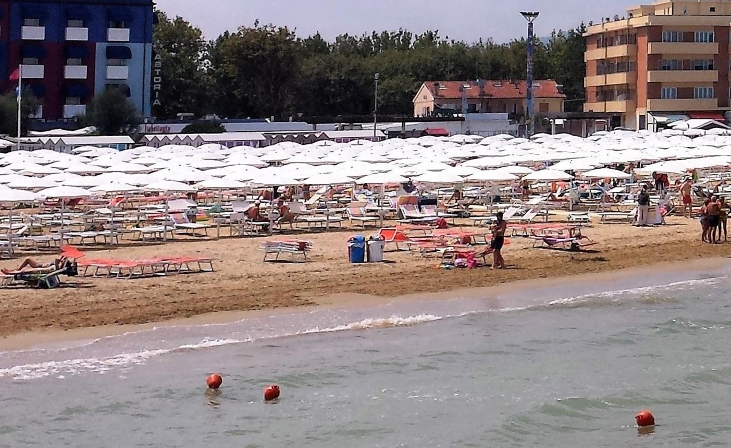 Turismo Fano Spiagge Strapiene Gli Albergatori Insorgono