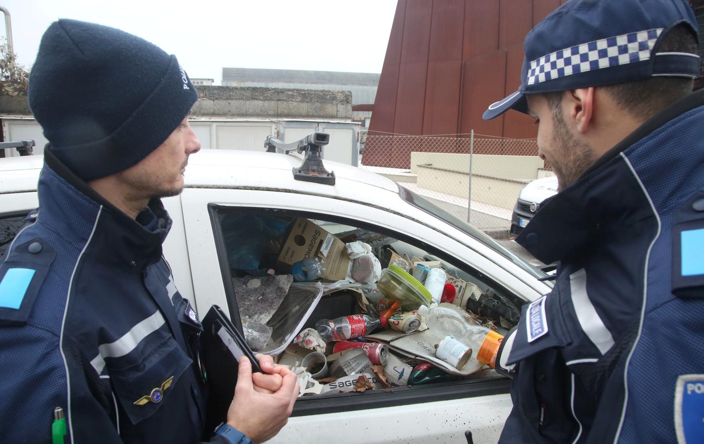 Con Le Mani Nel Sacco Della Spazzatura In Viaggio Con Gli Agenti A