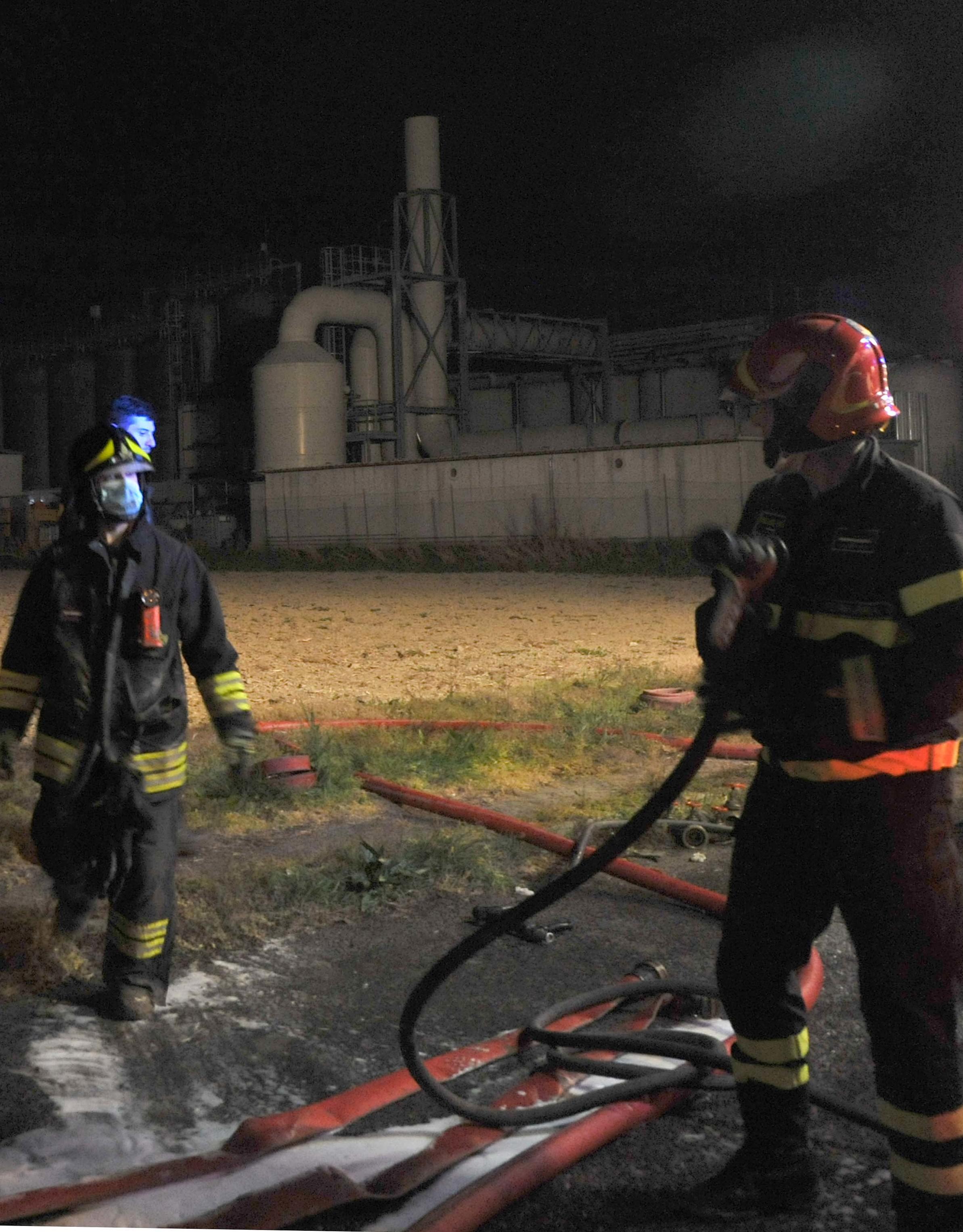 Maxi Incendio Alla Niagara Di Poggio Renatico Vigili Al Lavoro Con 12