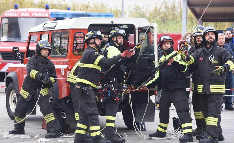 Intrappolato Tra Le Fiamme Lo Salvano I Vigili Del Fuoco Ma Una