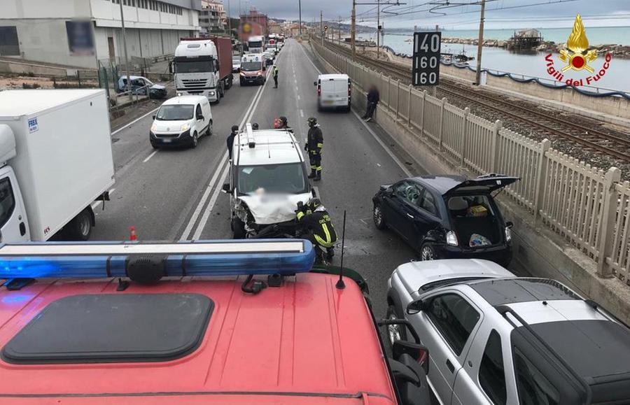 Maxi Carambola Tra Cinque Auto Feriti In Ospedale