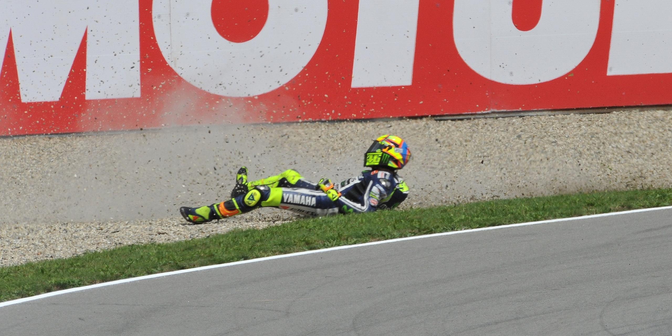 Paura In Pista Durante Le Libere Valentino Rossi Cade E La Honda Di