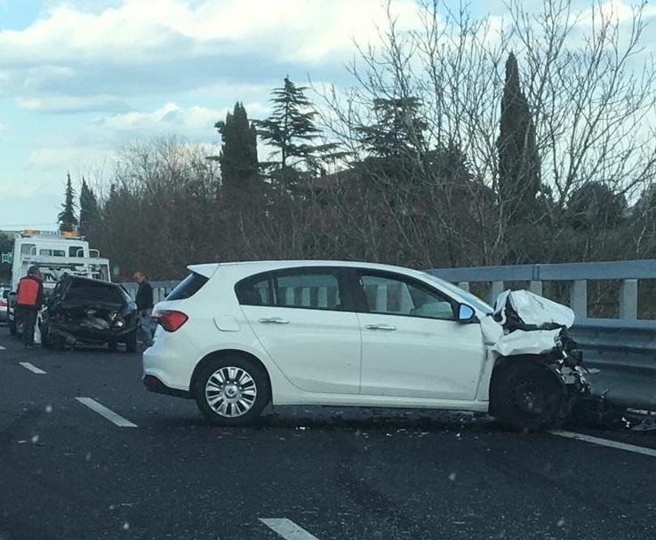 Incidente In Superstrada Tra Marino E Maltignano Due Feriti