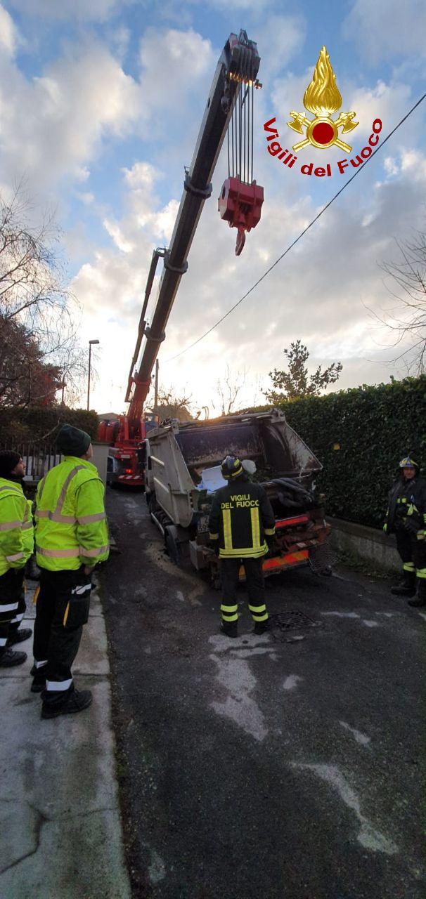 Colli Bologna Cede La Strada Sprofonda Camion Della Nettezza Urbana