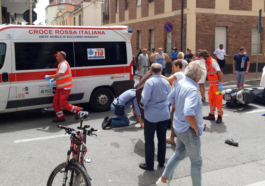 Schianto Tra Scooter E Auto Motociclista Catapultato A Terra