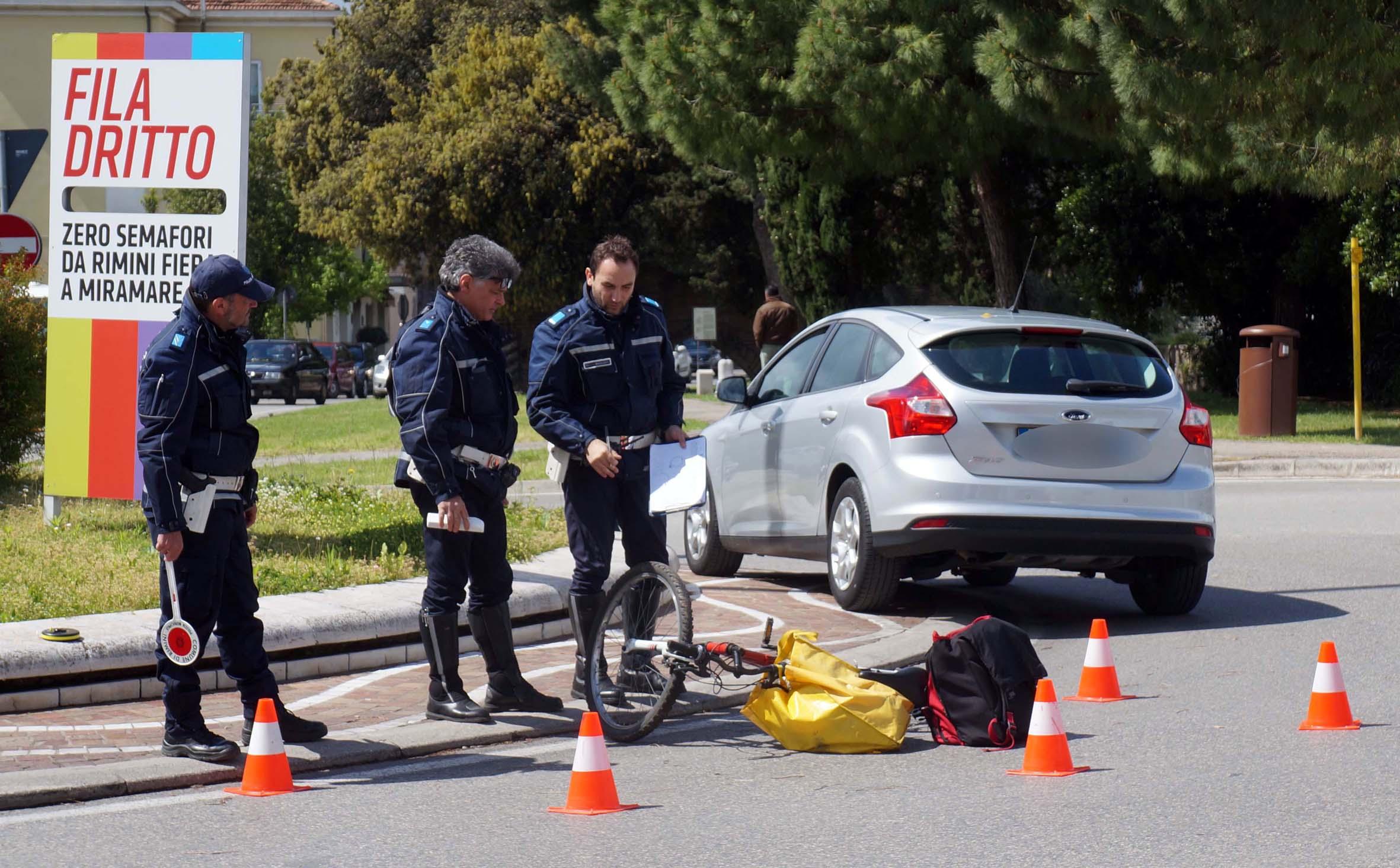 Ciclista Investito Da Unauto Nella Rotonda Le Foto