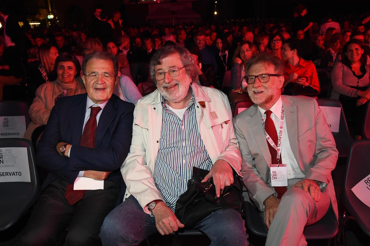 Guccini Messina e Prodi sul palco di piazza Maggiore è la grande