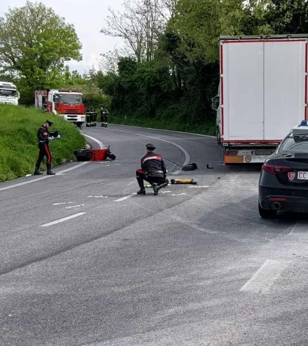 Finisce Con Lo Scooter Contro Un Camion Muore Enne