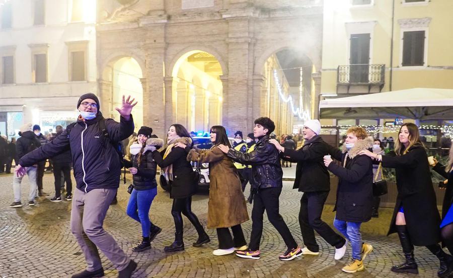 Brindisi E Abbracci Migliaia Nelle Piazze La Voglia Di Far Festa