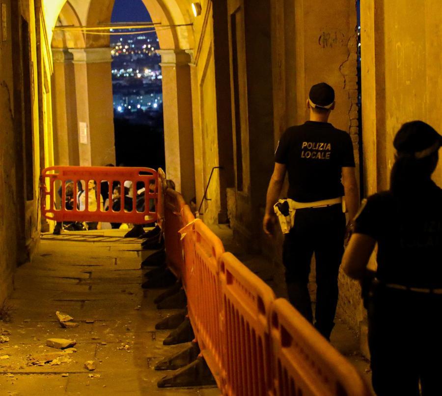 San Luca Bologna Si Stacca Lintonaco Del Portico