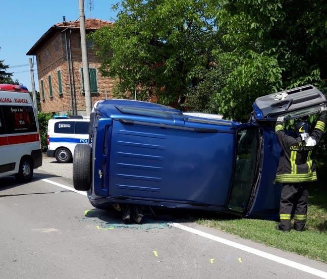 Incidente A Rubiera Contro La Betoniera L Auto Si Ribalta Un Ferito