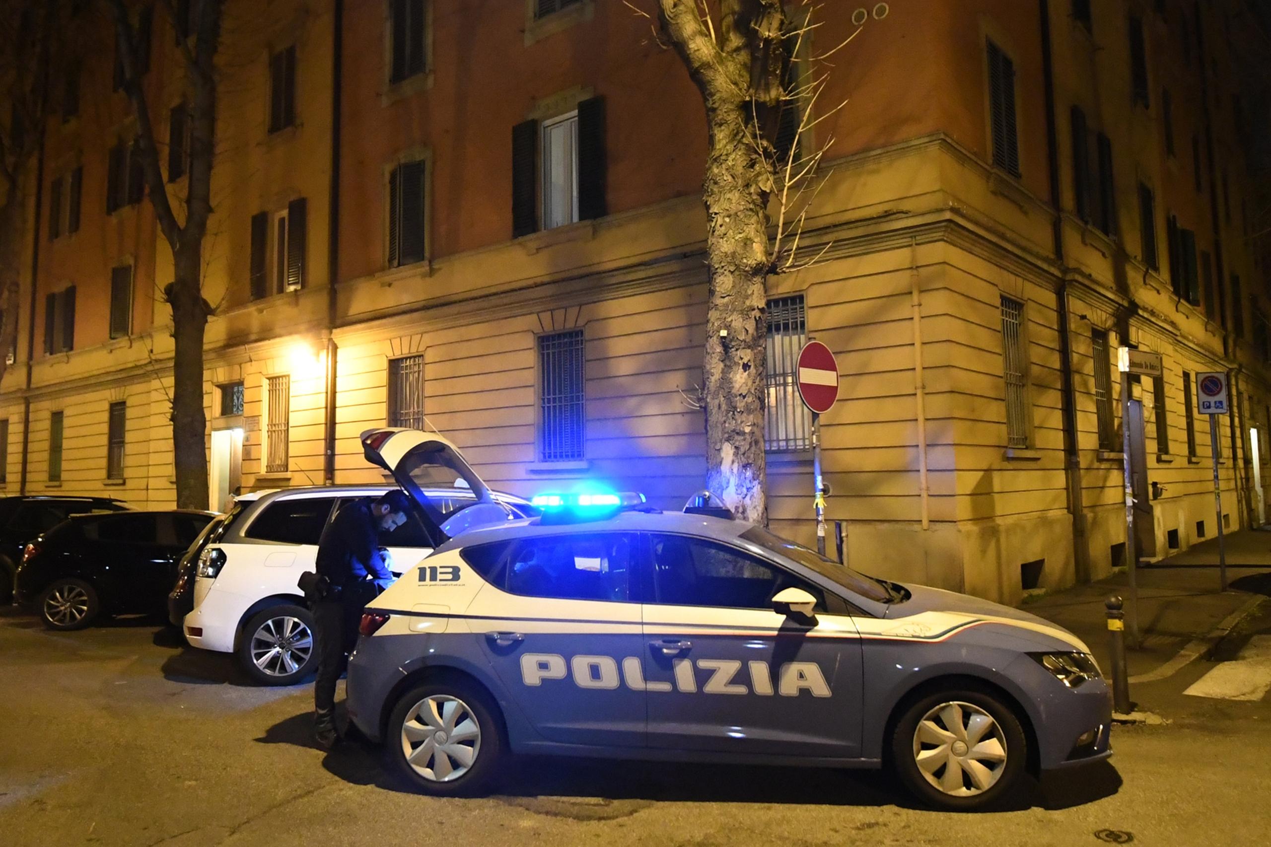 Bologna Due Morti In Casa In Poche Ore E Giallo