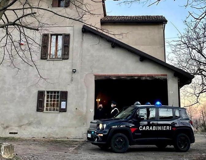 Reggio Emilia Tenta Furto In Canonica E Buca Le Ruote Dell Auto Del