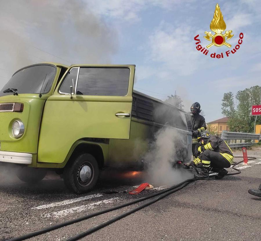 Autostrada Furgone Prende Fuoco Per Un Guasto Meccanico Conducente Salvo