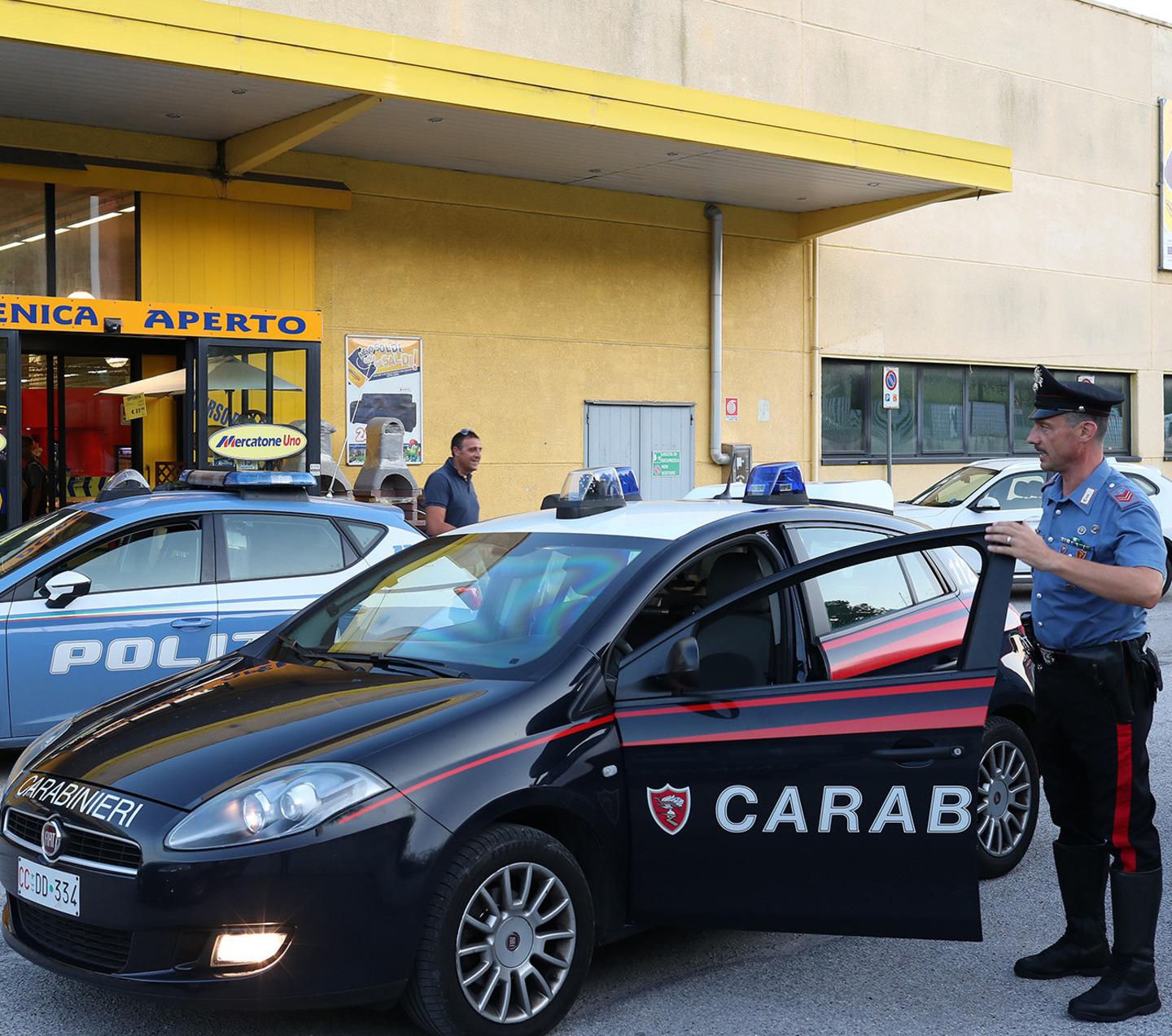 Mercatone Uno Rapina A Mano Armata Con Ostaggi A Pesaro