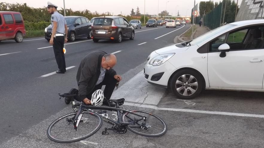 Centrato Da Unauto Ciclista Finisce Contro Unaltra Vettura