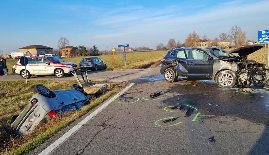 Schianto Unauto In Fiamme Laltra Nel Fossato I Familiari Accorrono