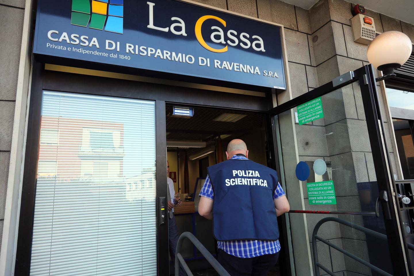 Via Ferrarese Rapina In Banca Da 50 000 Euro