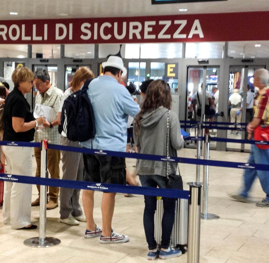 Bologna Farmaci Cinesi Anti Covid Sequestrati In Aeroporto