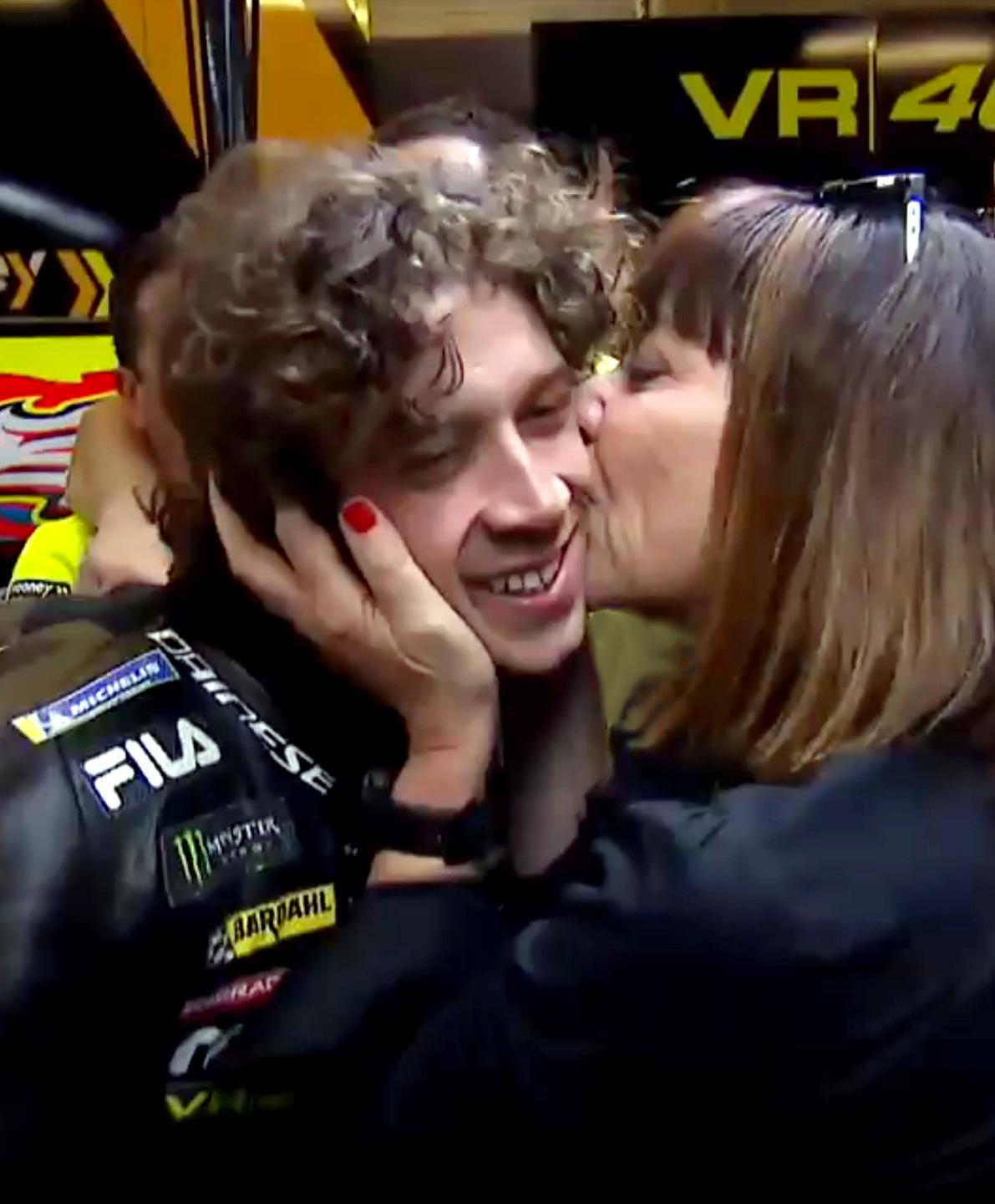 Marco Bezzecchi Re Del Gp Di Francia Il Bacio Di Mamma E Il Pap Si