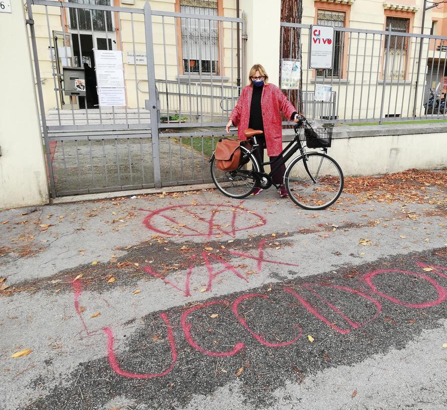 Vandali No Vax In Azione A Rimini Scritte Fuori Dalle Scuole