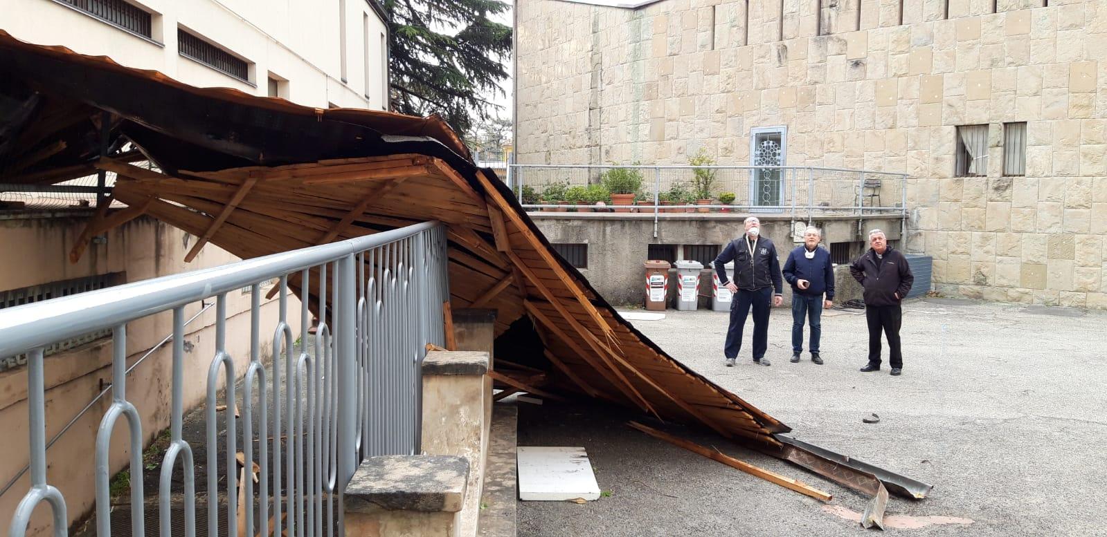 Vento Forte Bologna Divelto Tetto Del Campanile Di Casalecchio Foto