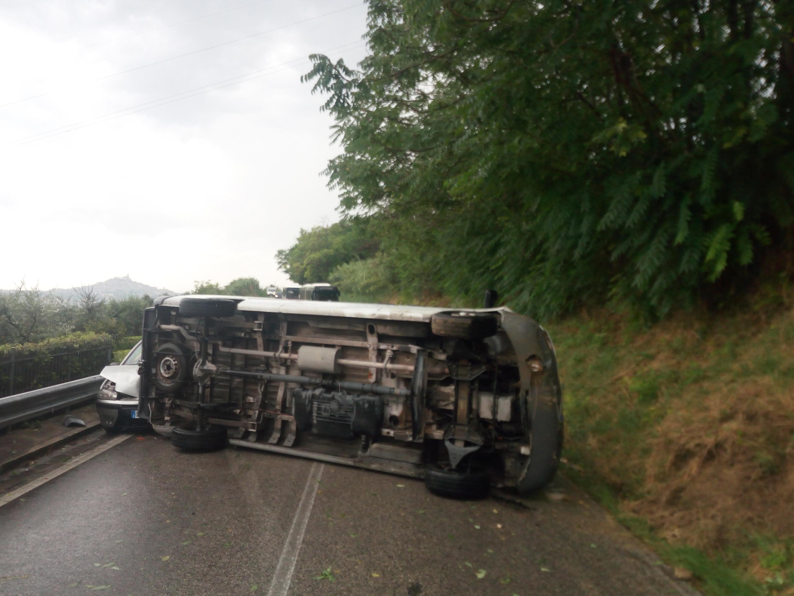 Incidente A Fermo Furgone Si Ribalta Sulla Castiglionese Feriti Due