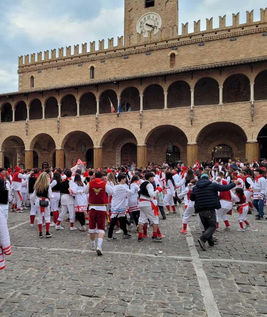 Maxi Folla A Offida In Piazza Per Il Bove Finto