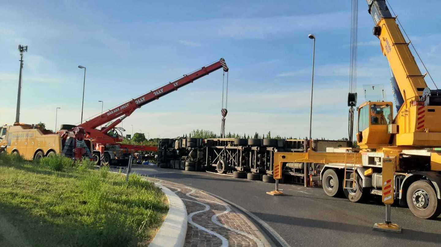 Tir Si Ribalta Traffico In Tilt Sulla Marecchiese