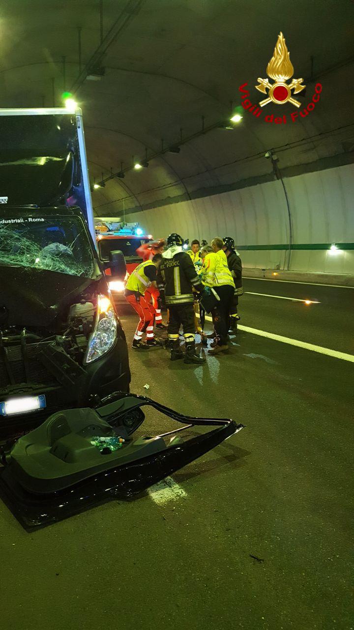 Incidente A1 Bologna Oggi Scontro Camion Furgone Due Feriti