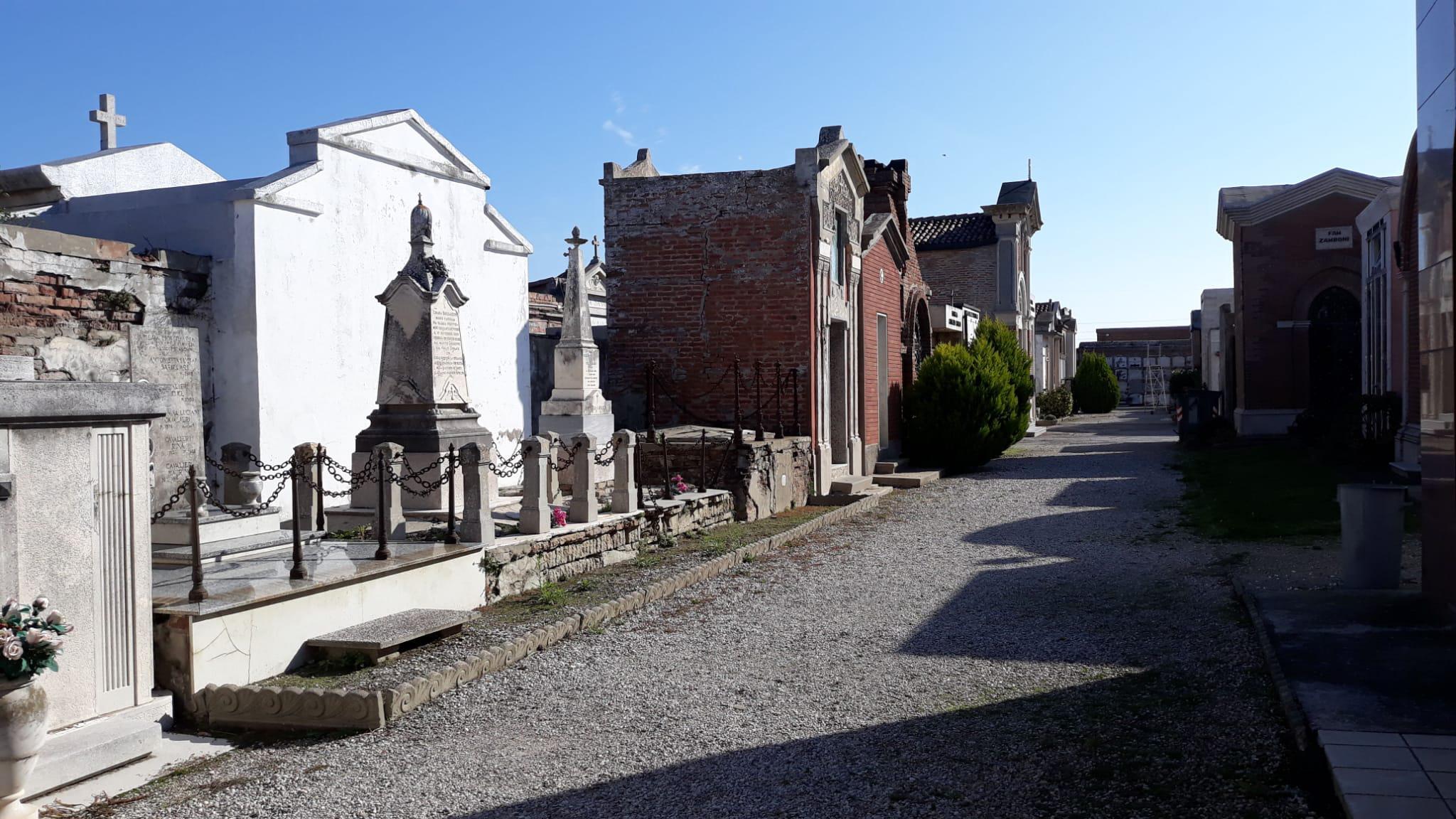 Cimitero Le Lapidi Storiche Conservate In Unarea Dedicata