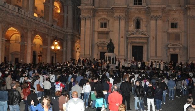 Basilica E Cupola Di Loreto Spente Gi L Ora Delle Polemiche