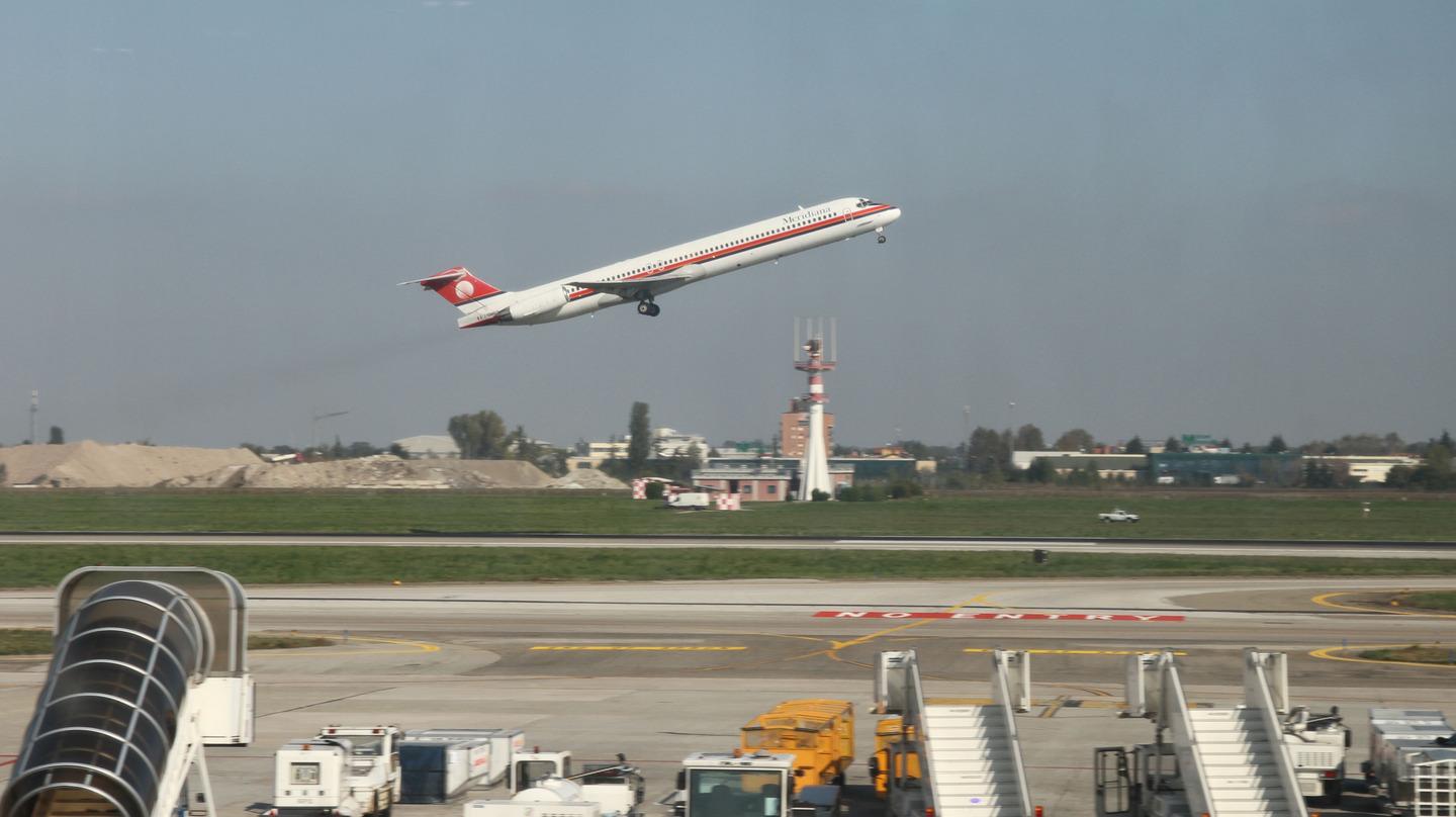 Volo Klm Amsterdam Bologna Fa Scalo A Francoforte Per Il Malore Di Un