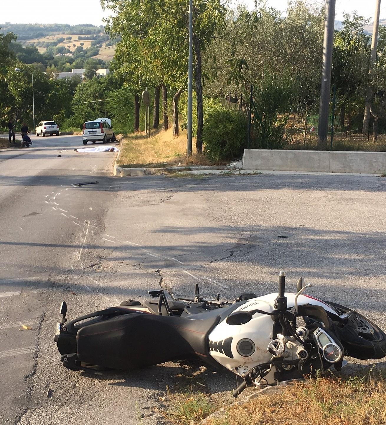 San Severino Sbanda Finisce Contro Unauto E Muore A 32 Anni