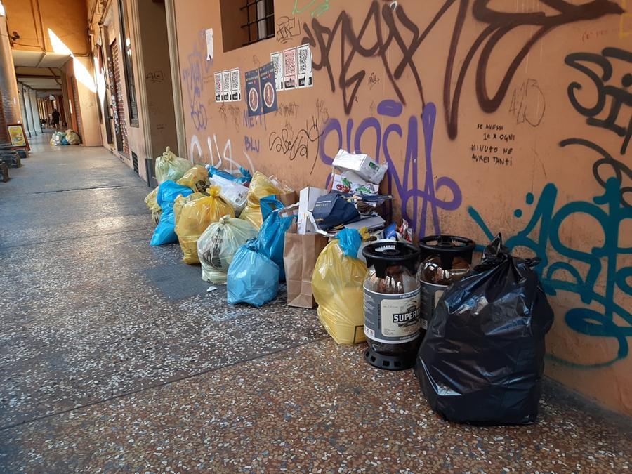 Bologna C Lo Sciopero E I Sacchetti Dei Rifiuti Restano In Strada