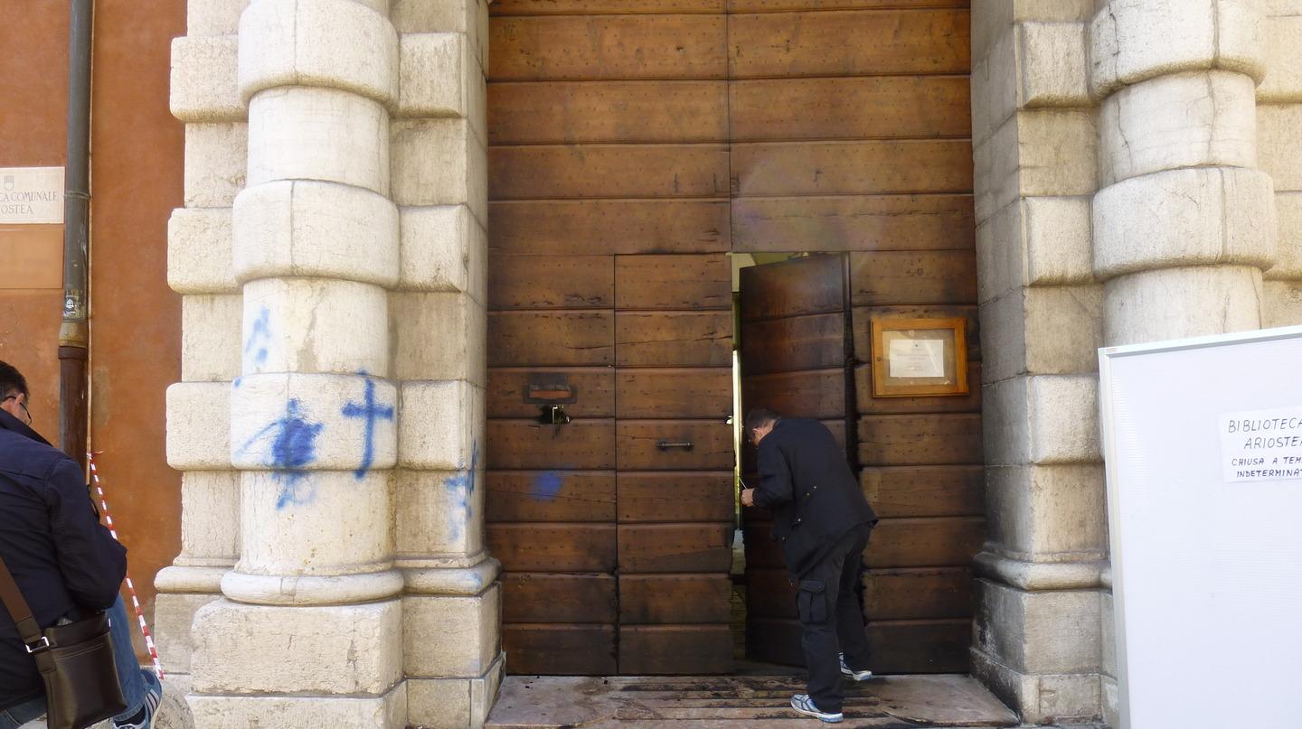 Incendiato Il Portone Della Biblioteca Ariostea