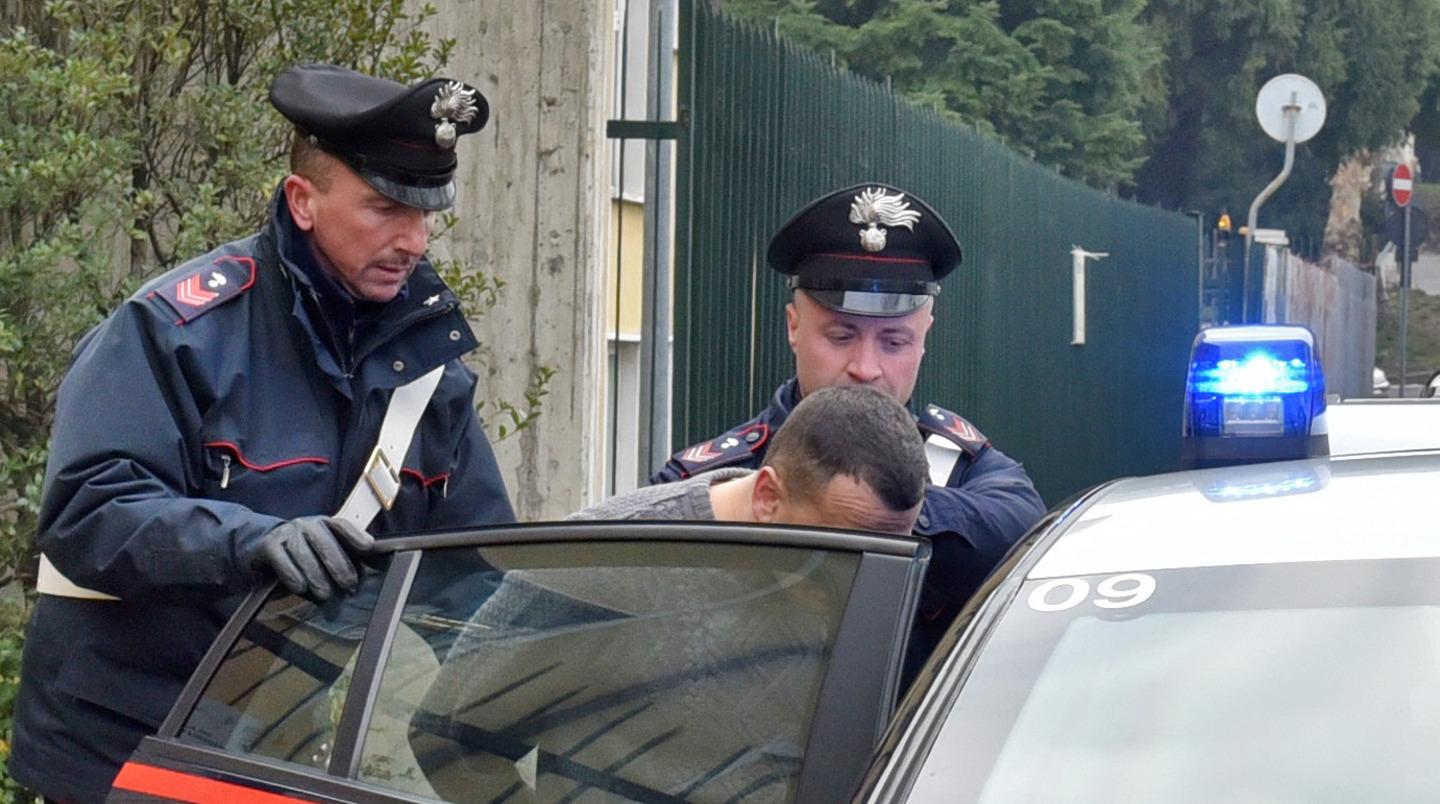 Bologna Rumeno Tenta Di Accoltellare Una Guardia Arrestato Dai