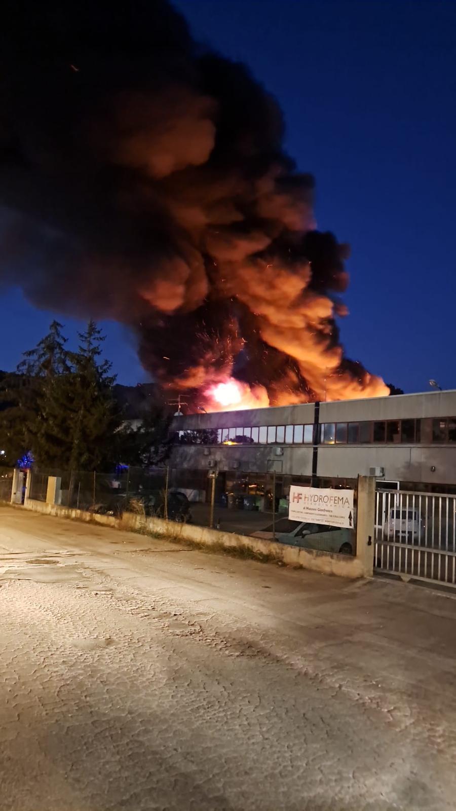 Incendio Ascoli Esplosioni In Stabilimento Di Monopattini Test Sulla