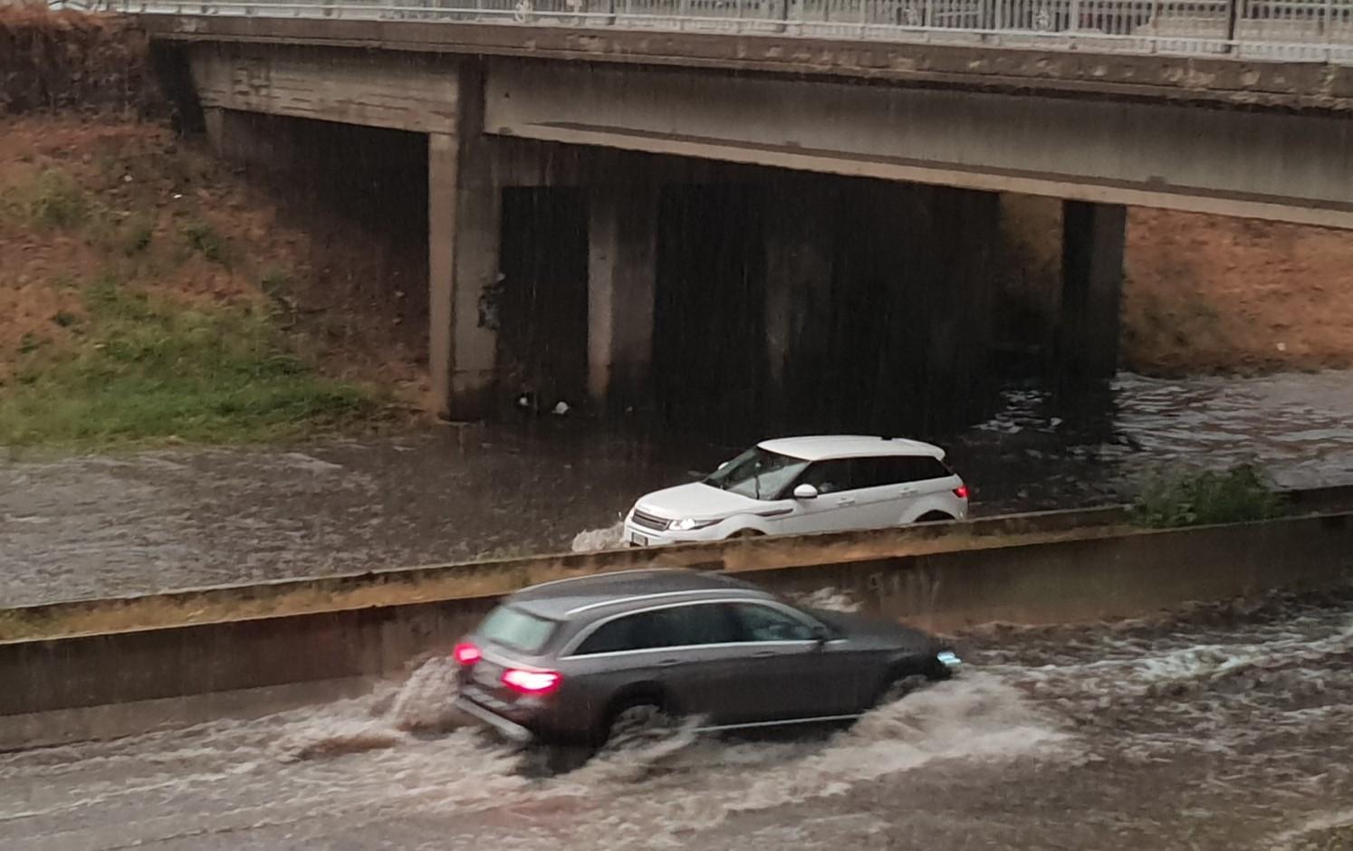 Temporale Bologna Una Famiglia Bloccata Con L Auto Nell Acqua Alta