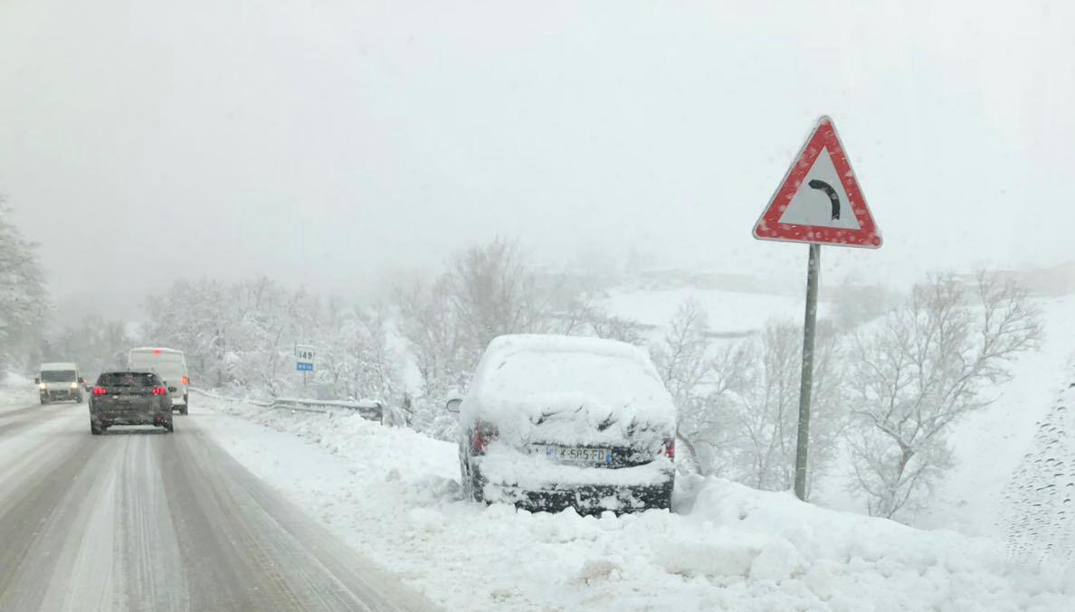 Modena Neve In Appennino Traffico In Tilt E Veicoli Fuori Strada