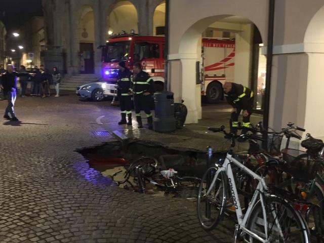 Rovigo Voragine Enorme In Piazza Vittorio Emanuele Ii