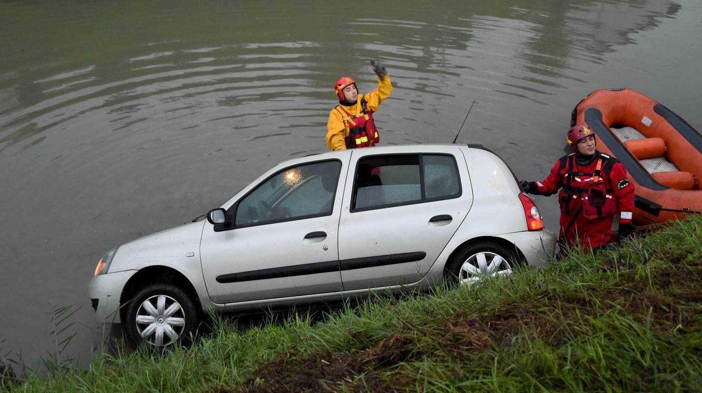 Ferrara Auto Finisce Nel Canale Salvi Gli Occupanti