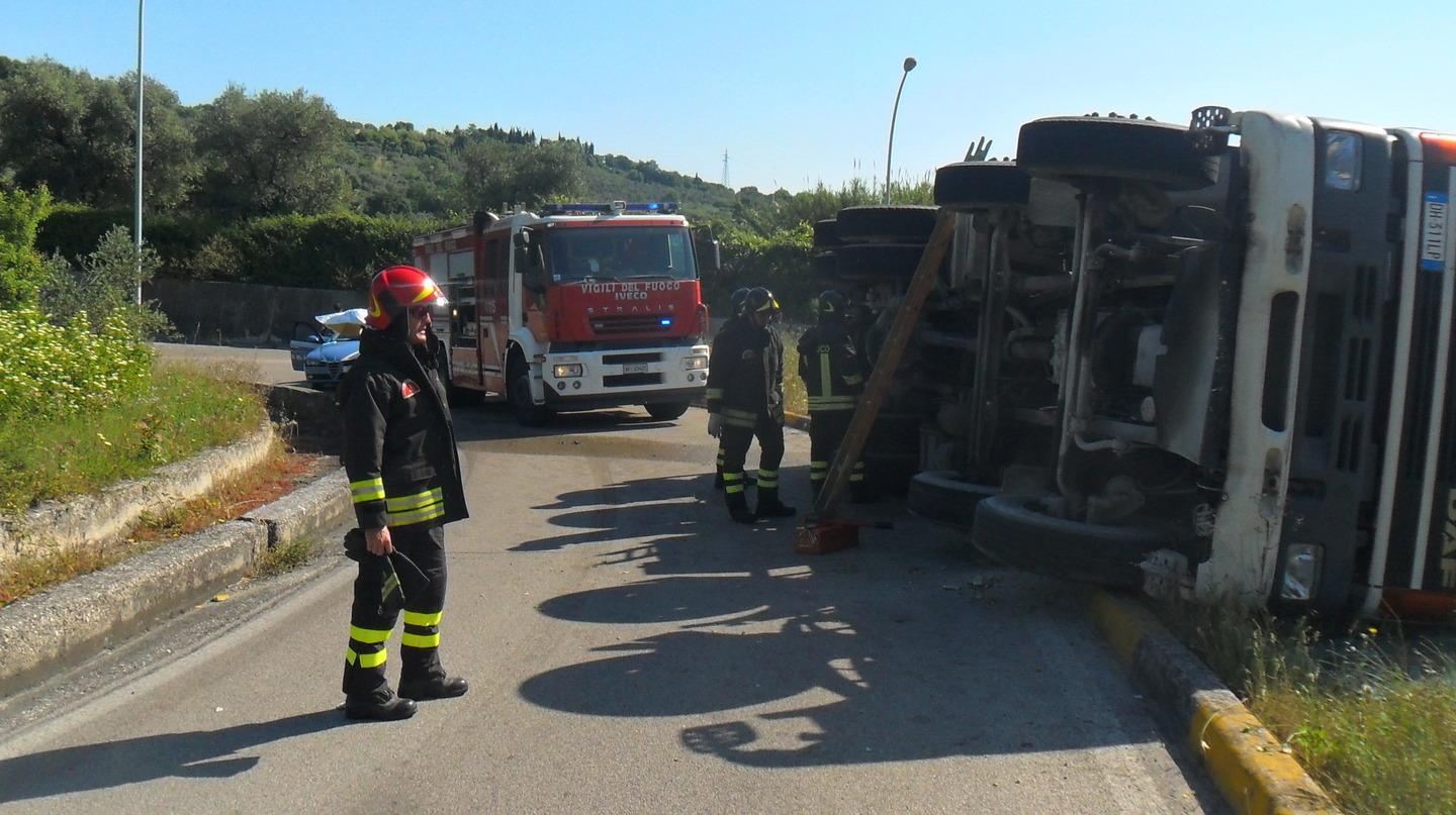 Camion Della Picenambiente Si Ribalta Paura A Campolungo Autista