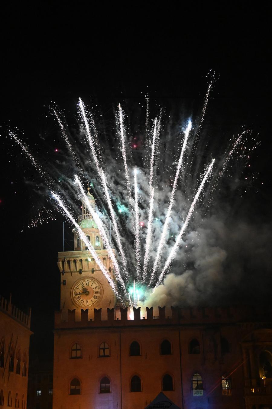 San Petronio A Bologna Piazza Maggiore Gremita Suona Il Rock