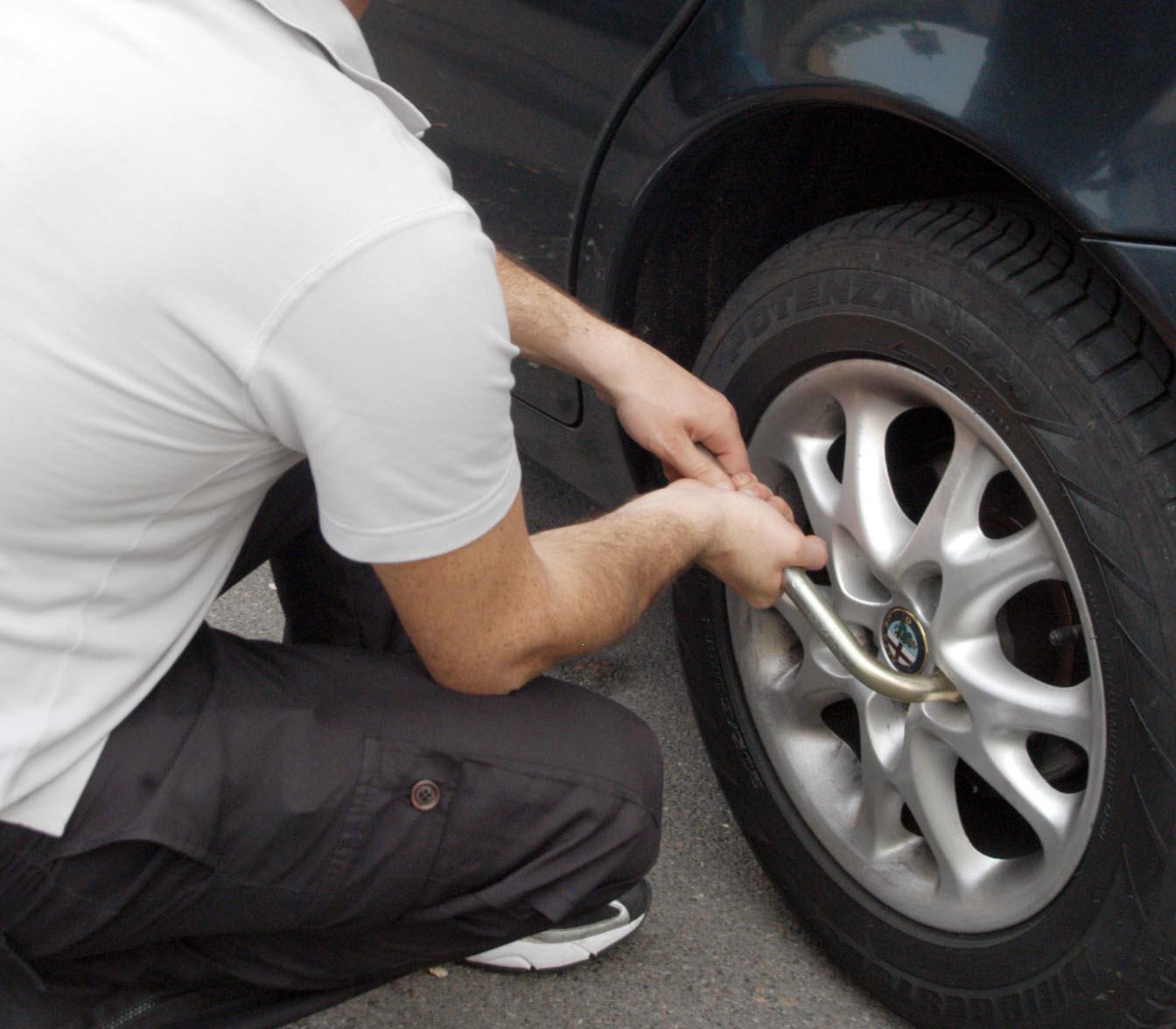 Fora Le Gomme Di 4 Auto Tenta Rapina E Spruzza Spray Urticante Alla