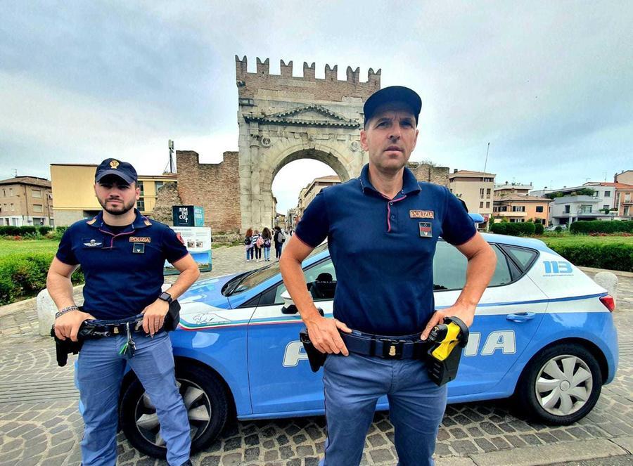 Esagitato Si Ferisce Con Una Lama Gli Agenti Lo Fermano Con Il Taser