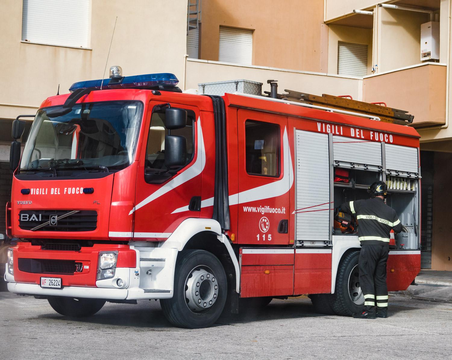 Incidente A Calderara Sbanda Con Il Furgone E Finisce Fuori Strada