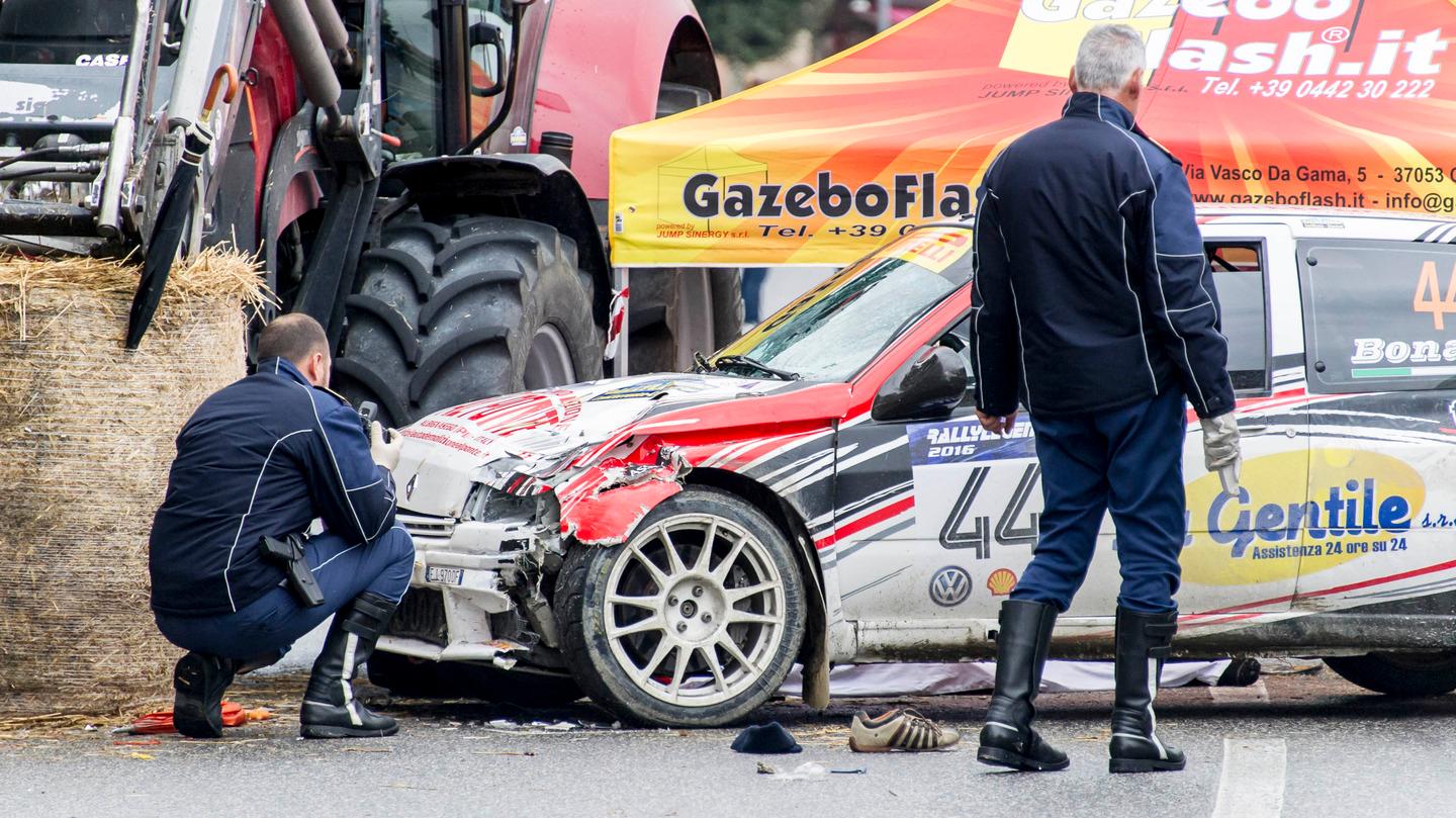 Rally Auto Piomba Sulla Folla Un Morto E Otto Feriti Foto E Video